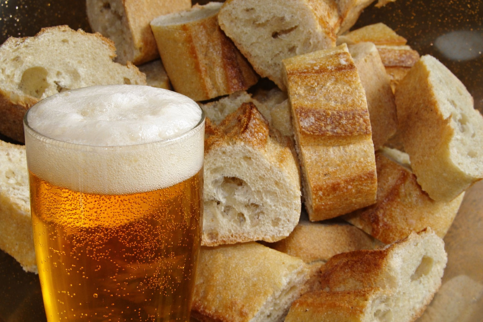 pain frais et bière dorée